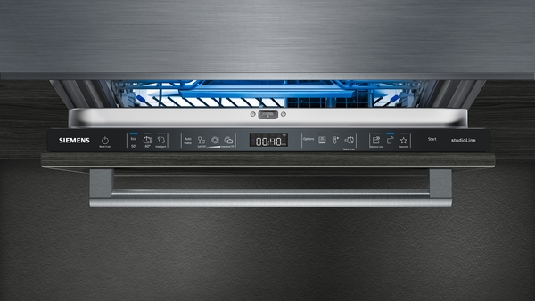 Geöffneter Siemens Geschirrspüler mit sichtbarem Bedienfeld und blauem Innenraum