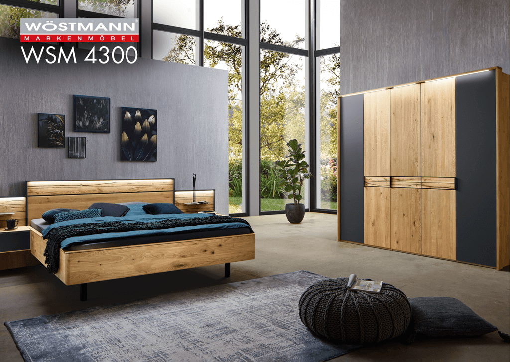 Schlafzimmer mit großem Holzschrank und passendem Holz-Bettgestell