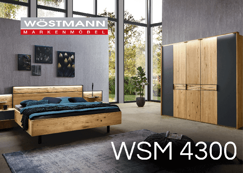 Schlafzimmer mit großem Holzschrank und passendem Holz-Bettgestell