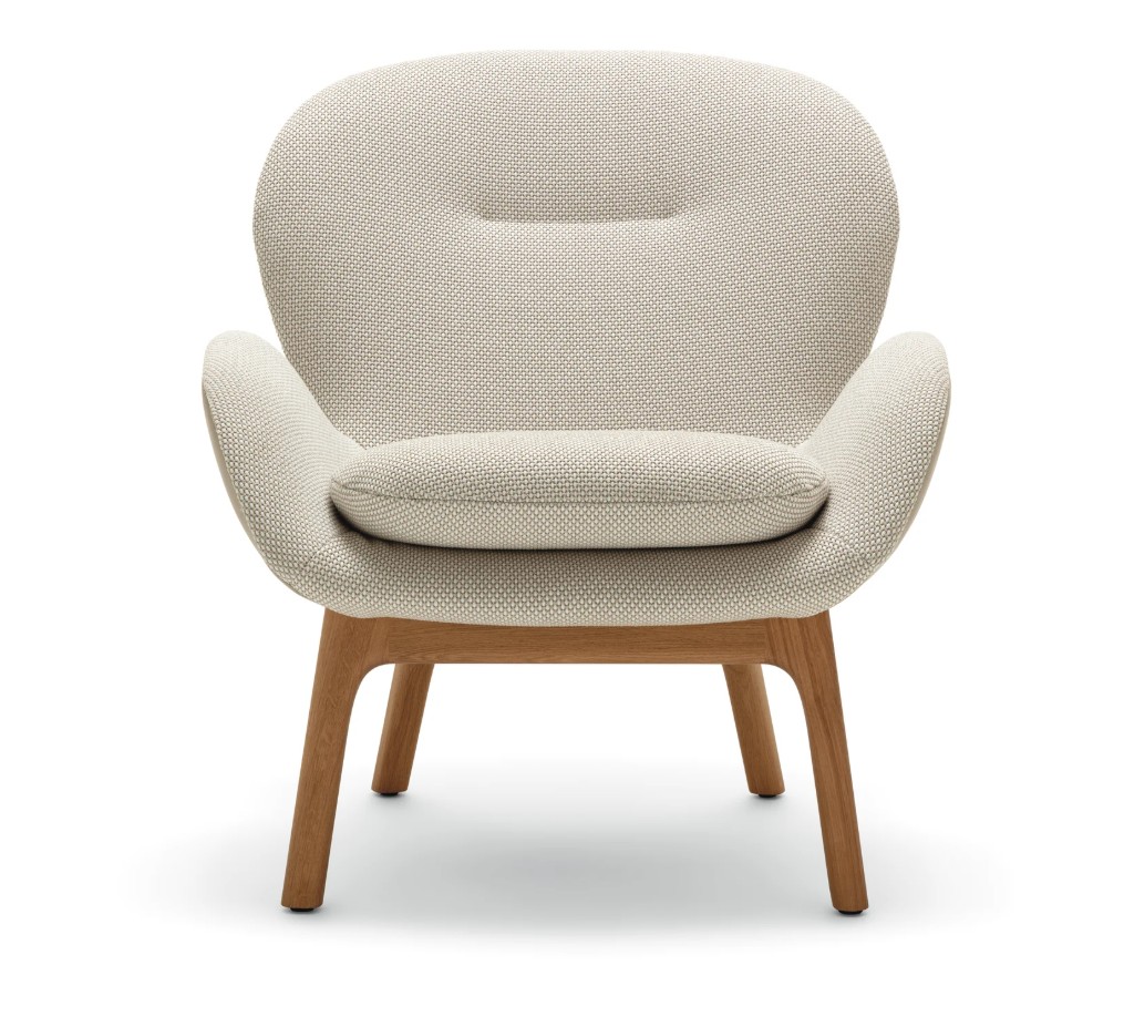 markant gepolsterter Designersessel zweifarbig beige mit braunem Holzgestell vor weißem Hintergrund