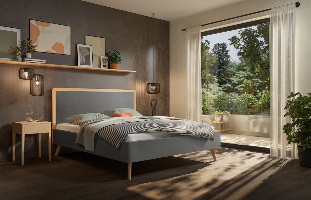 Dunkelgraues Polsterbett mit Holzeinfassung am Kopfteil und Holzfüßen in einem modern eingerichteten Schlafzimmer mit großem Fenster (KI-generiert)