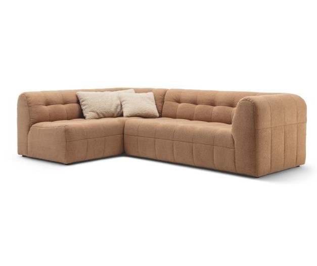 rotbraunes Ecksofa vor weißem Hintergrund