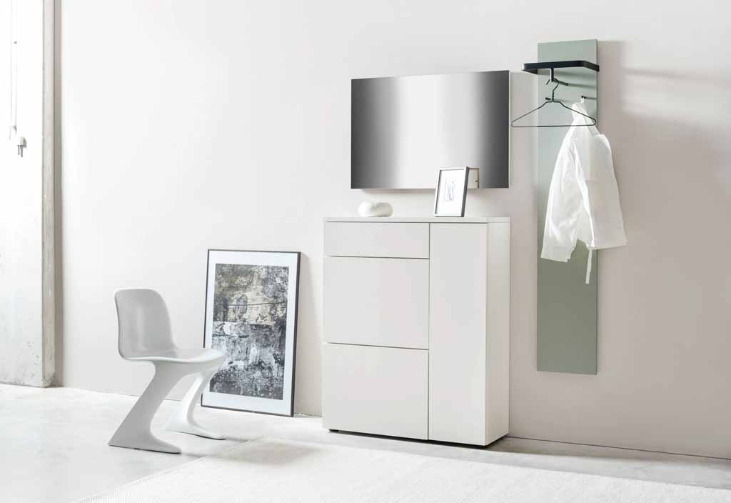 Sudbrock Fox -  Garderobe | 3-teilig | Lack blütenweiß, Lack salbei Helle, minimalistische Garderobenecke mit Spiegel, modernem Stuhl, Kunstwerk und weißem Möbelstück