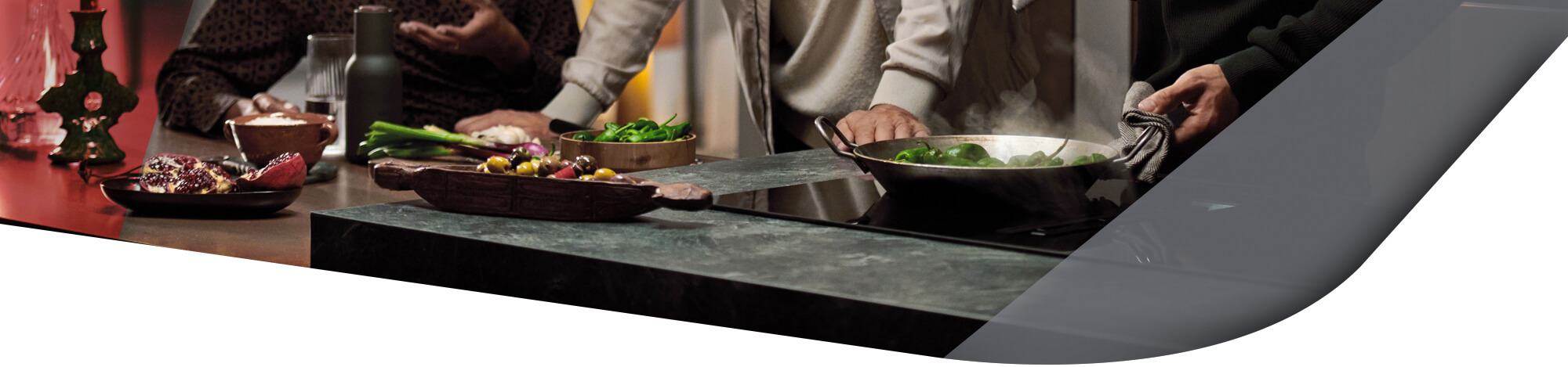 Personen bereiten frisches Gemüse in einer modernen Küche zu