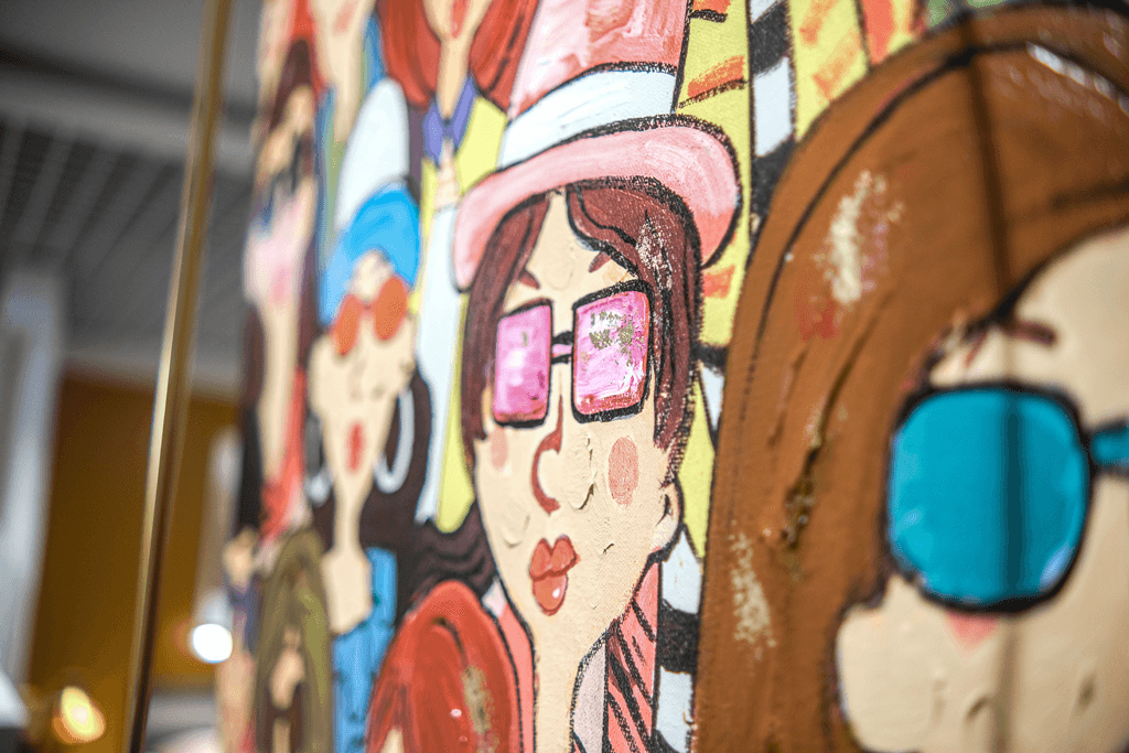 Frau mit pinker Brille als Gemälde