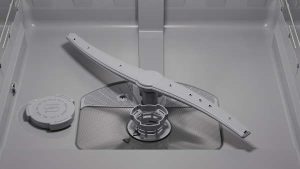 Detailansicht des Bodens im Inneren des Geschirrspülers mit dem unteren Sprüharm, dem Sieb und dem Deckel für den Salzbehälter.