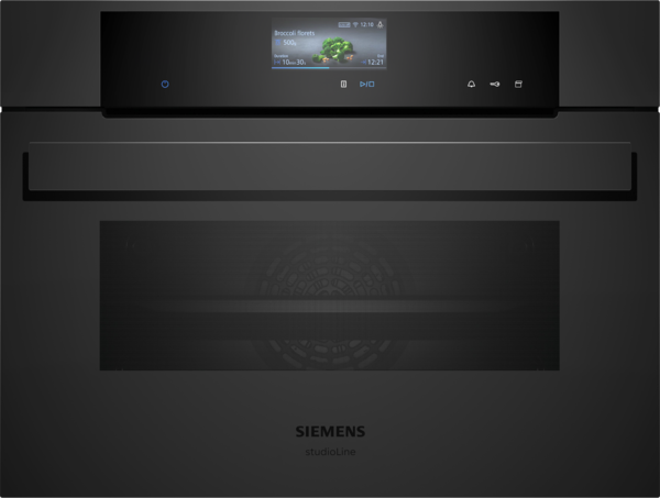 Frontale Studioaufnahme des geschlossenen Siemens studioLine Backofens in tiefem Schwarz. Das zentrale Touchdisplay ist eingeschaltet und zeigt Garzeit sowie Temperatur für Brokkoli-Röschen.