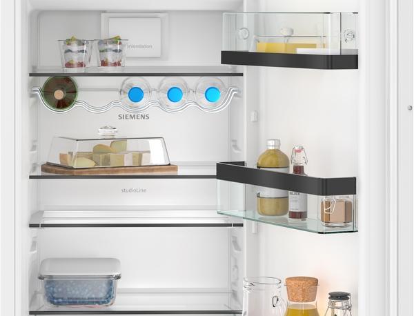 Kühlschrankinnenraum mit Käse, Getränken und Lebensmittelbehältern, Siemens studioLine