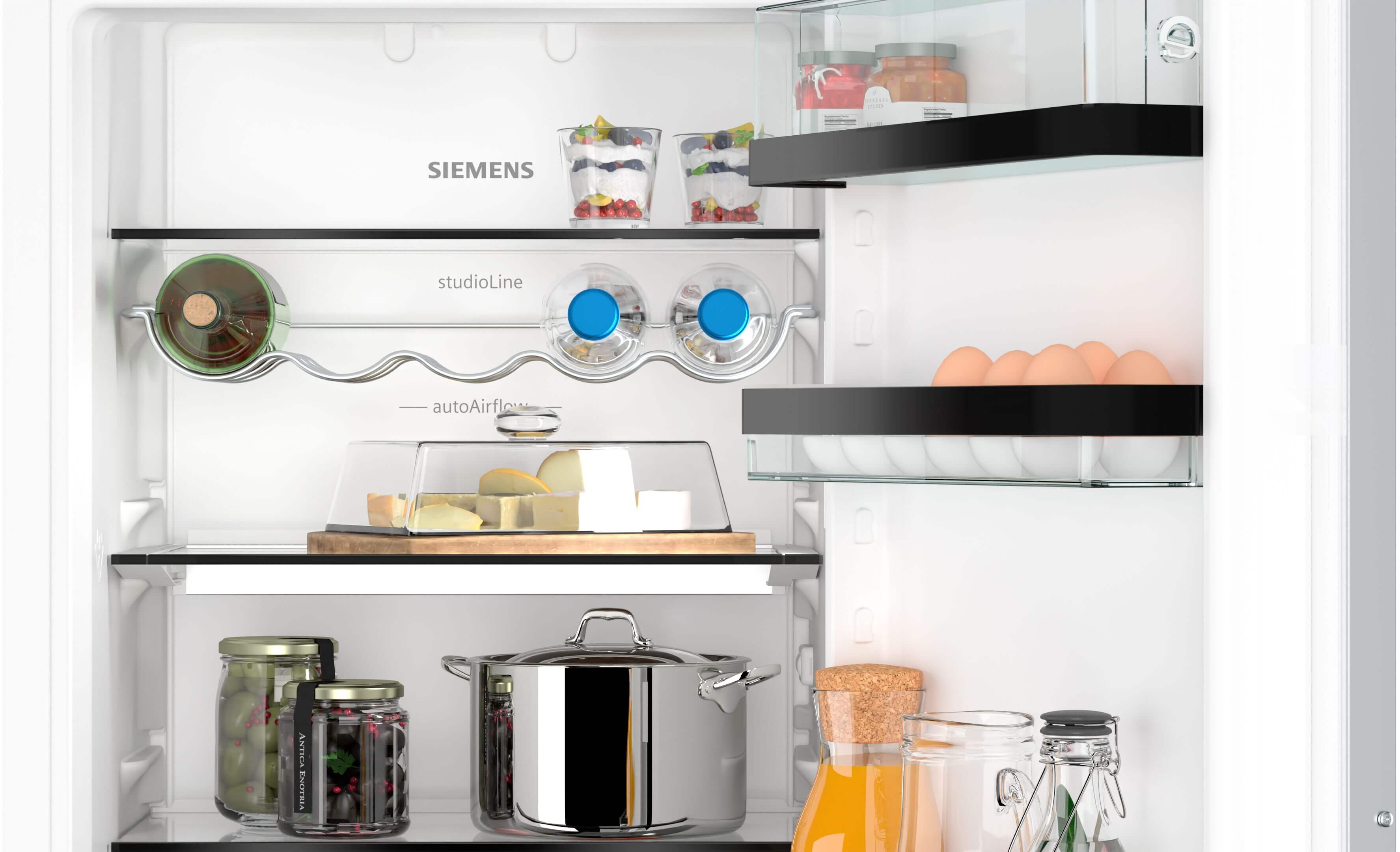 Kühlschrankinnenraum mit Käse, Getränken und Lebensmittelbehältern, Siemens studioLine