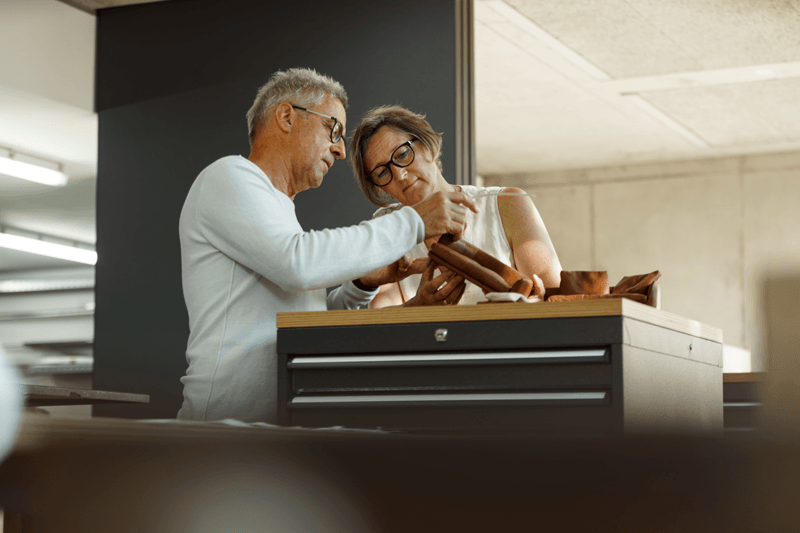 Mann und Frau haben eine Modell Couch in der Hand und sprechen darüber