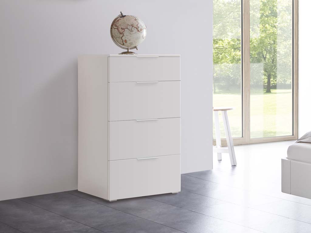 Hasena - Selezione Kommode Quatro | 4 Schubladen | B: 45 cm | alle Ausführungen konfigurierbar graue kommode mit vier schubladen stilvoll dekoriert an einem bett in einem modernen zimmer quatro von hasena
