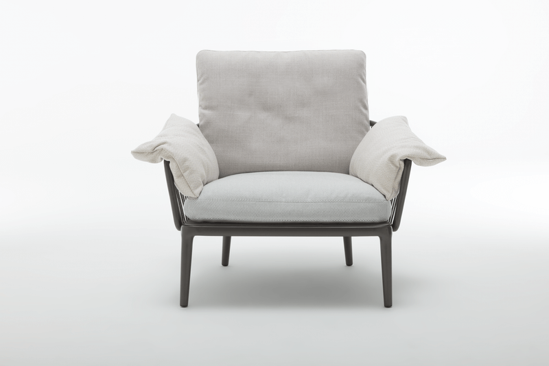 Frontansicht eines modernen grauen Polstersessels mit gepolsterten Armlehnen und dunklem Metallrahmen auf weißem Hintergrund