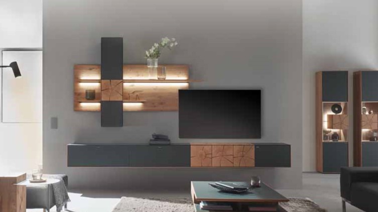 hartmann Caya - Wohnwand V72 | B: 303 cm Wohnwand mit Hängelowboard, Hängelement und Standvitrinen aus Massivholz