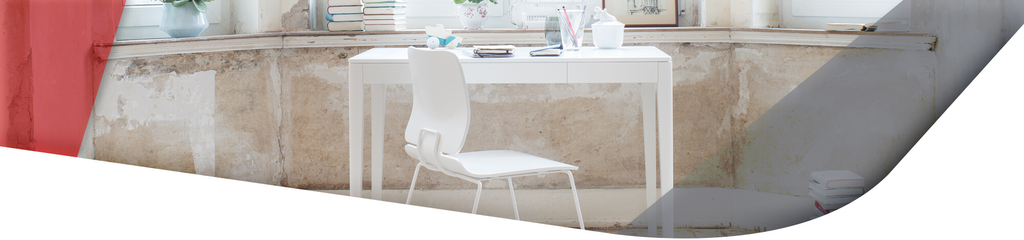 weißer Schreibtisch mit weißem Stuhl davor