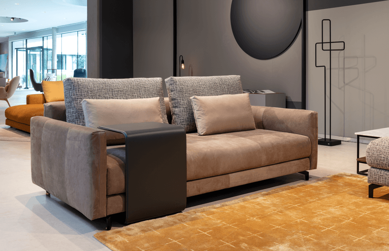 braunes ledersofa mit kissen und beistelltischrolf benz