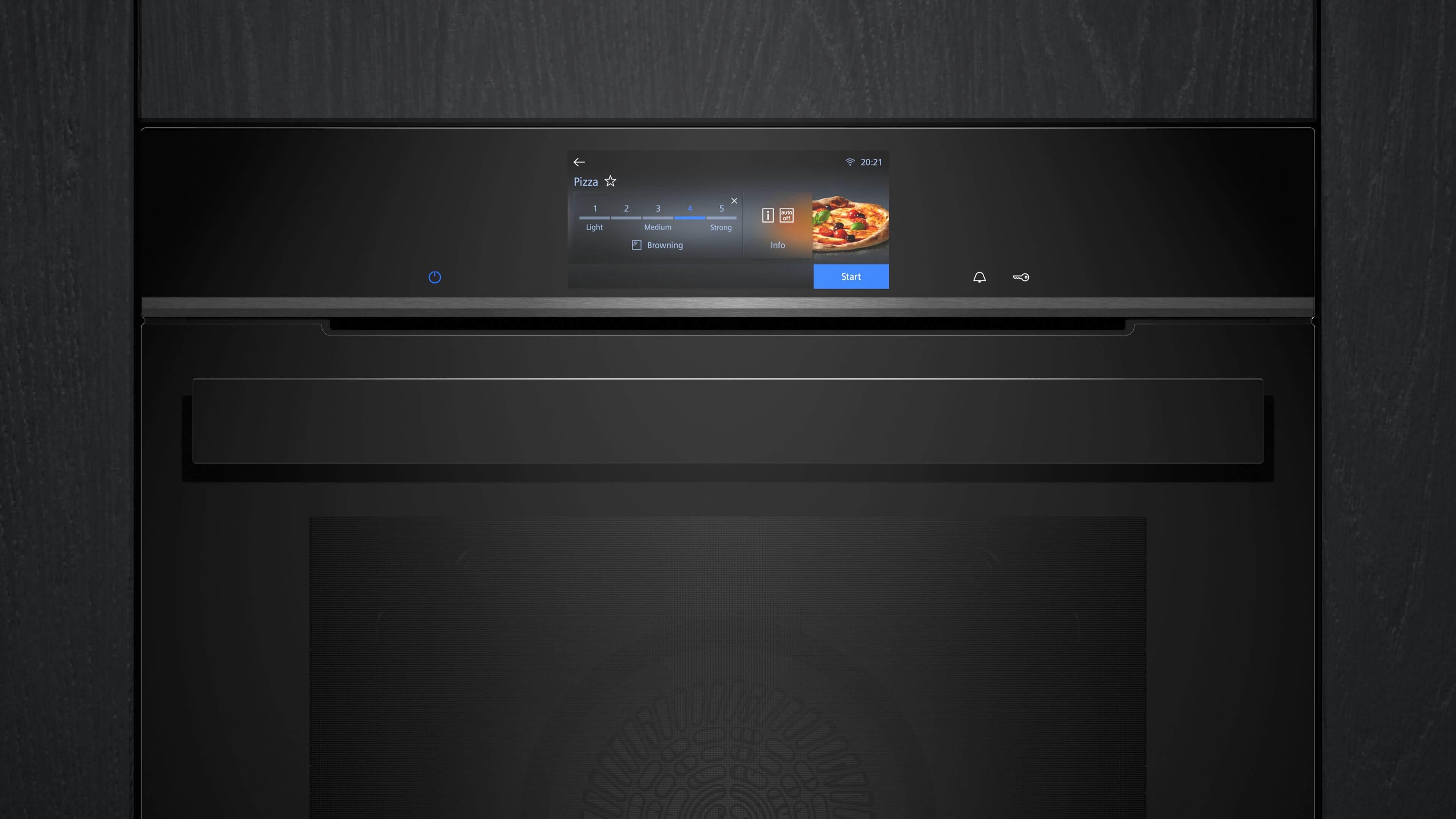 Nahaufnahme des Bedienfelds und Touch-Displays eines schwarzen Siemens-Einbaubackofens mit aktivierten Programmeinstellungen für Pizza.