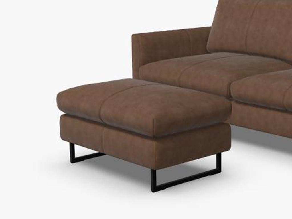 freistil Rolf Benz 134 - Polsterbank | alle Ausführungen konfigurierbar Nahaufnahme eines braunen Fußhockers aus Leder mit schwarzen Metallbeinen neben einem passenden Sofa.