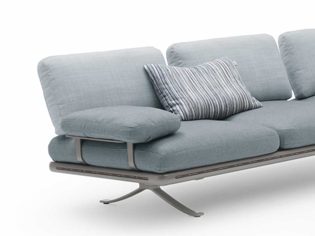 Rolf Benz Yoko 219 - Seitenteil- und Rückenbügel Teilansicht eines grauen Sofas mit gestreiftem Kissen auf hellem Hintergrund