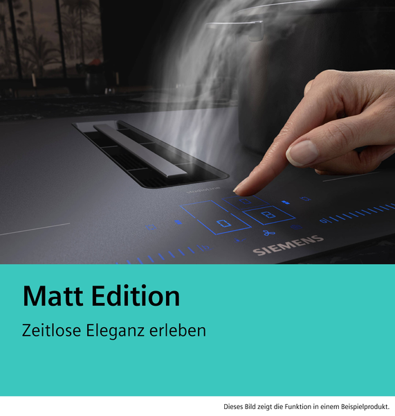 Nahaufnahme der Siemens Matt Edition Oberfläche. Ein Finger bedient das blau leuchtende Touch-Display, während im Hintergrund Wasserdampf von einem Topf direkt in den mittigen Dunstabzug gesogen wird.