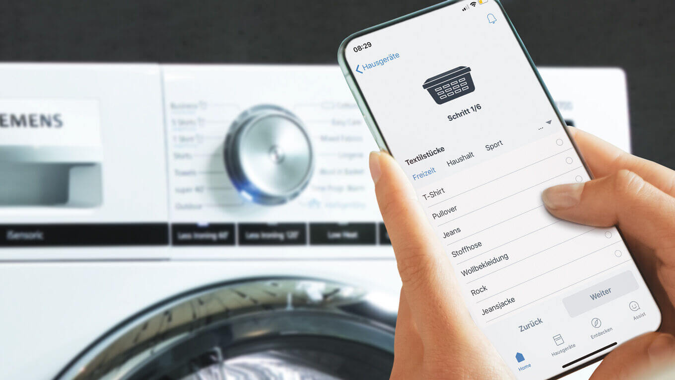 Person wählt das passende Waschprogramm per Smartphone für seine Wäsche mithilfe der HomeConnect App. 