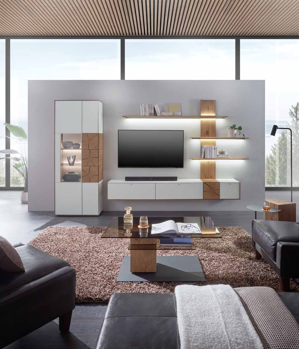 hartmann Caya - Wohnwand V74 | B: 348 cm weiße Massivholzwohnwand mit Lowboard und passender Vitrine mit stimmungsvoller Beleuchtung