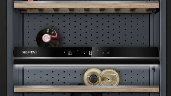 Siemens Weinkühlschrank mit digitaler Anzeige und eingelegten Weinflaschen auf Holzregalen