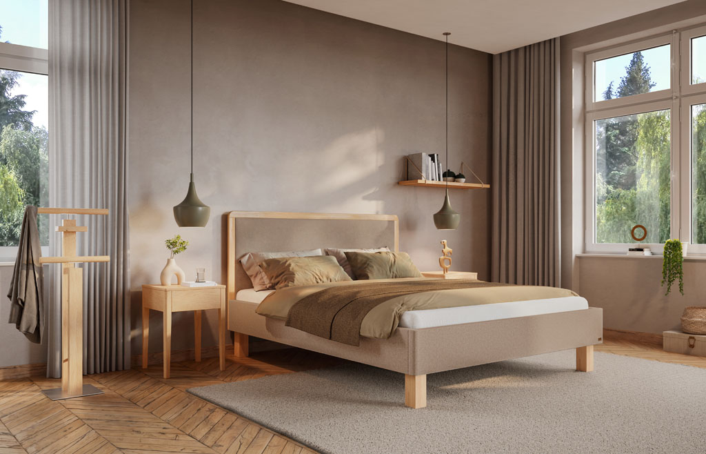 Sandfarbenes Polsterbett mit hell geölten Eichenfüßen und gerahmtem Kopfteil in einem modernen, hellen Schlafzimmer mit Holzboden und großen Fenstern (KI-generiert)