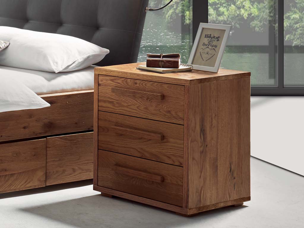brauner Nachttisch mit drei schubladen und markanten holzgriffen stilvoll dekoriert in einem modernen zimmer stehend an einem bett turina hasena