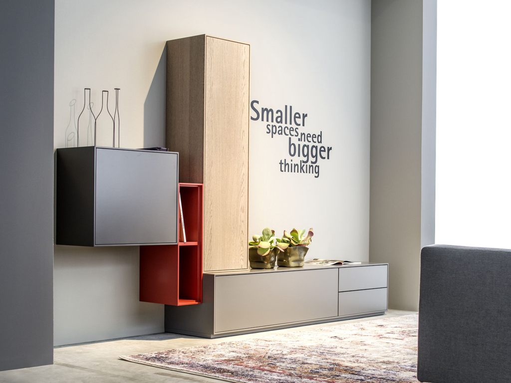 Sudbrock Game - Wohnwand | B: 260 cm | Eiche sahara furniert, Lack onyxgrau, Lack quarz, Lack indisch rot Modulares Wohnzimmermöbelset mit Wandschrank und Dekorationen, ideal für kleine Räume