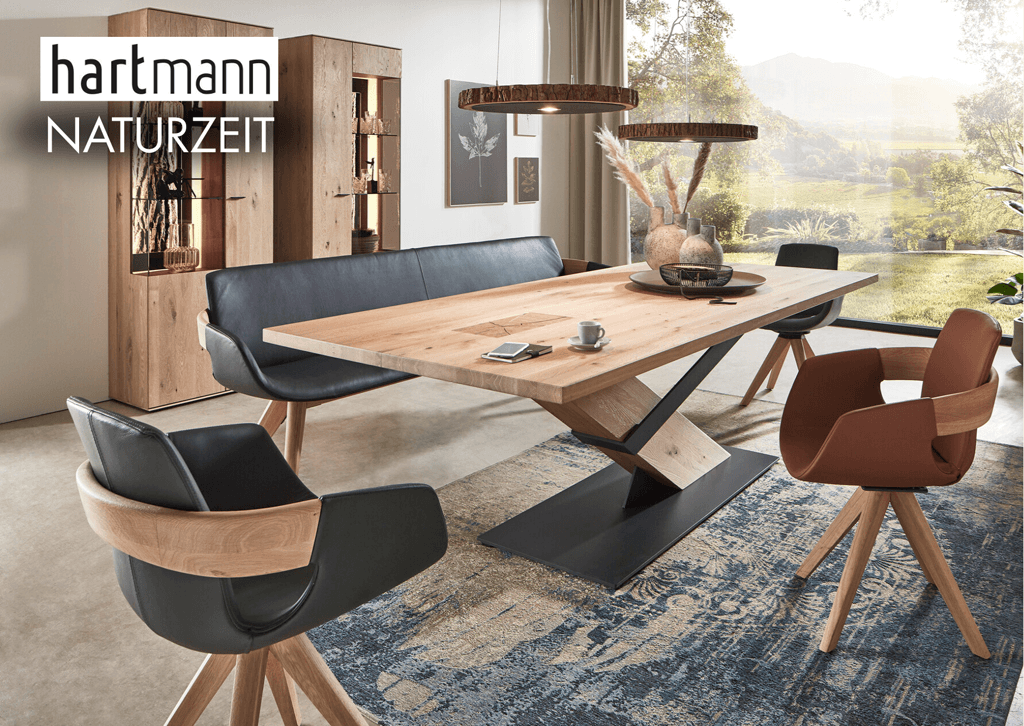 Esszimmereinrichtung aus Designermöbeln in Massivholz und passenden Polsterstühlen in Lederpolsterung in schwarz