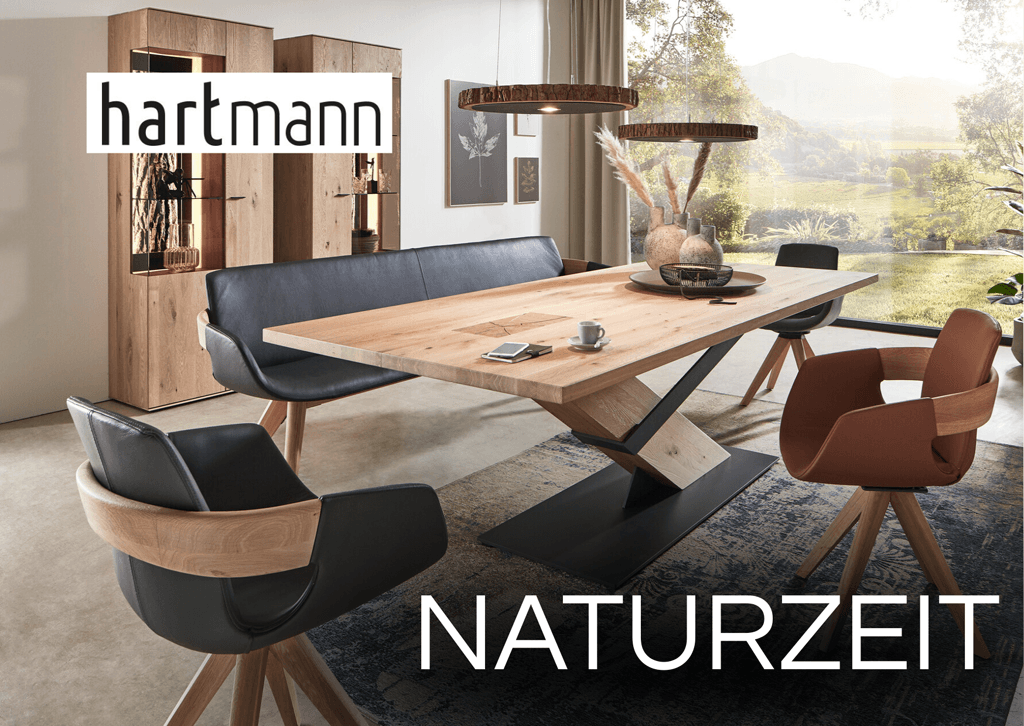 Esszimmereinrichtung aus Designermöbeln in Massivholz und passenden Polsterstühlen in Lederpolsterung in schwarz