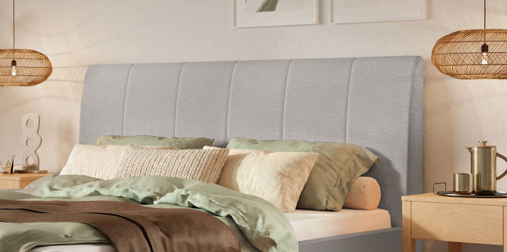 Modernes Schlafzimmer im skandinavischen Stil mit hellem Polsterbett und Holzakzenten (KI-generiert)