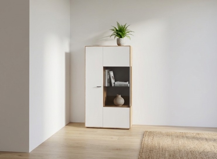 modernes weiß braunes Highboards stilvoll dekoriert in einem hellen Zimmer