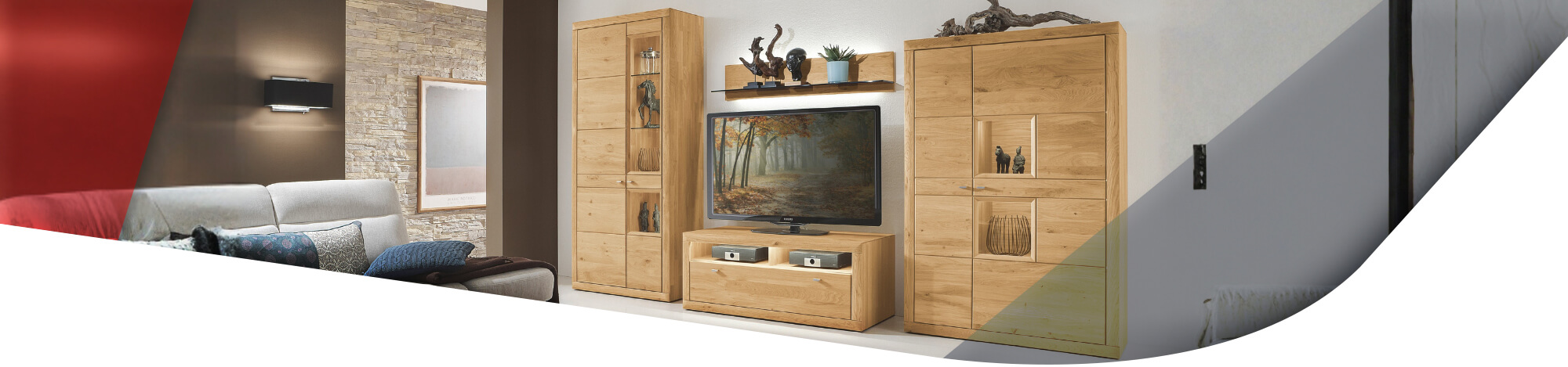 Wohnzimmer mit großer Massivholz Wohnwand