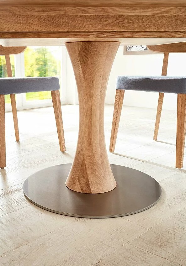 Detailaufnahme eines Holzfußes mit silberner runder Bodenplatte