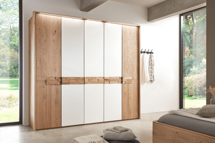 Massivholz Kleiderschrank mit weißer Front