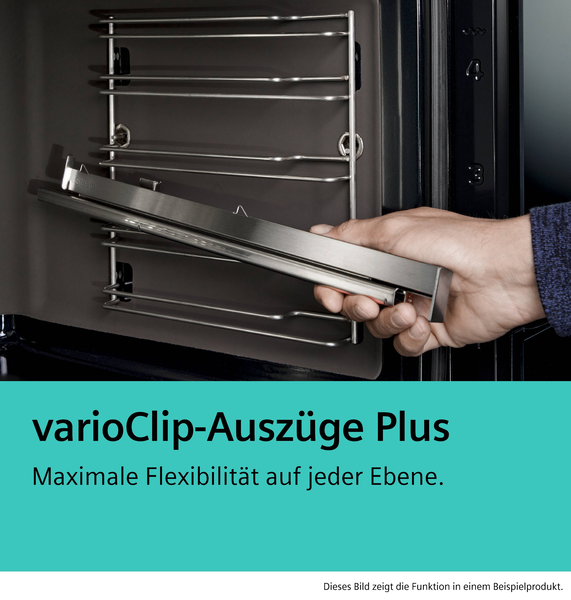 Feature-Grafik „varioClip-Auszüge Plus“: Eine Hand setzt eine Teleskopschiene flexibel in die seitlichen Einhängegitter des Backofens ein, was die Handhabung auf jeder Ebene erleichtert.