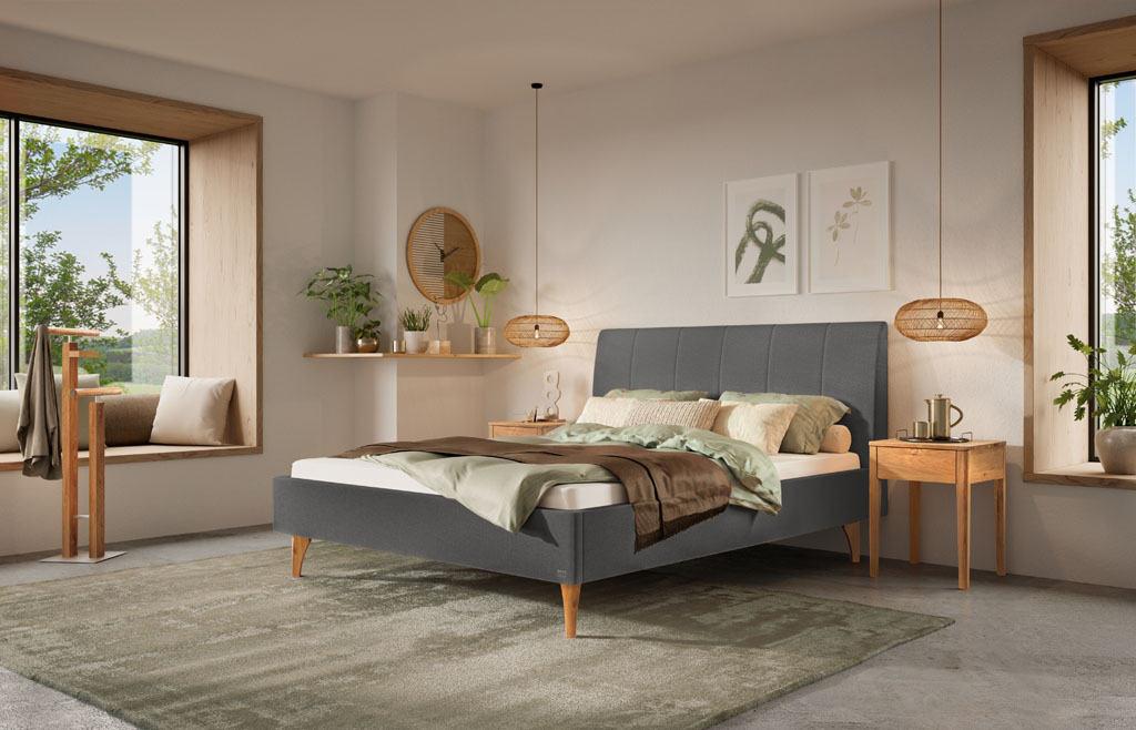 Eingerichtetes Schlafzimmer mit einem dunkelgrauen Polsterbett und Holzakzenten (KI-generiert)