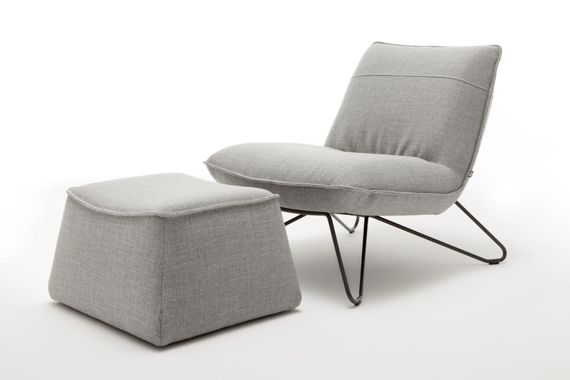 Polstersessel mit Designergestell in Metall schwarz und passendem Hocker in hellgrau
