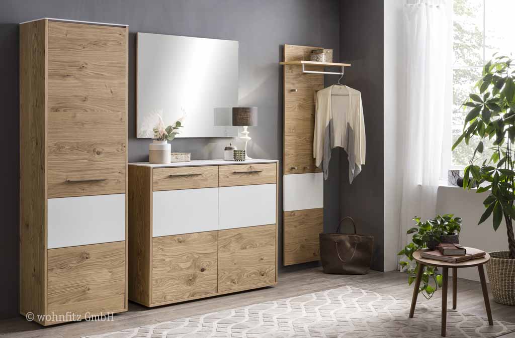 Bienenmühle No Limit - Garderoben-Set, 4-teilig | Vorschlag 5 | Wildeiche furniert Elegante Garderobeneinrichtung mit Holzschränken, weißem Spiegel und Garderobenpaneel in einem stilvollen Raum