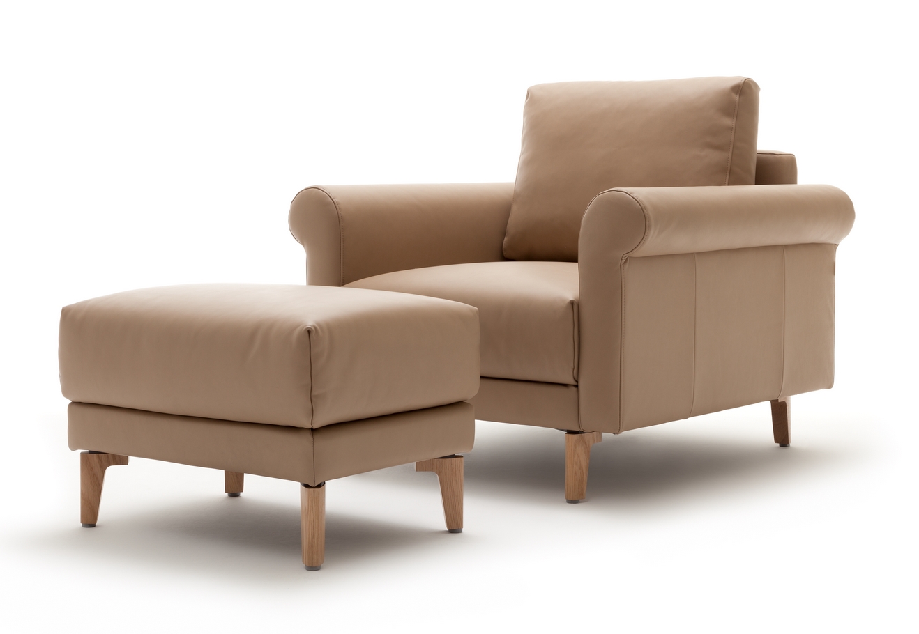 brauner Sessel und Hocker mit Holzfüßen cr 450 creation by rolf benz