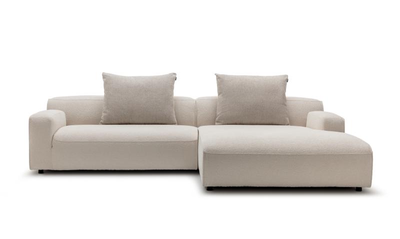 modernes graues Loungesofa vor weißem Hintergrund