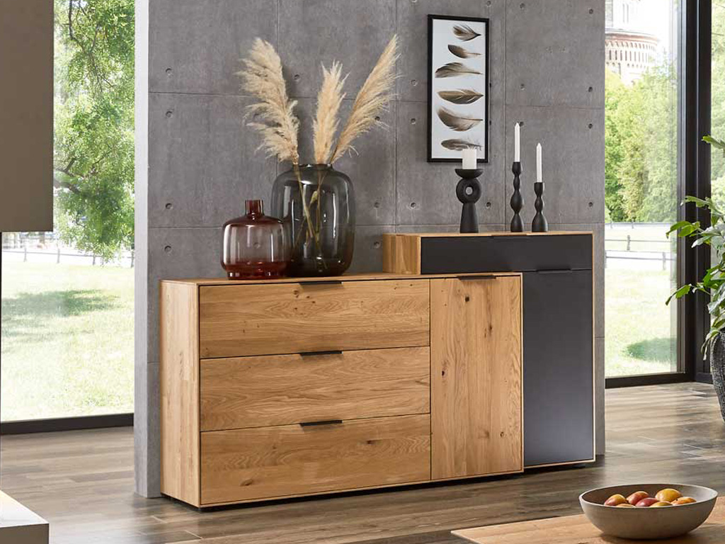 Wöstmann WM 2140 - Sideboard | Type 2954 u. 2724 | Wildeiche massiv | B: 169,4 cm Stylische Holzkommode mit Dekoration im modernen Wohnzimmerambiente