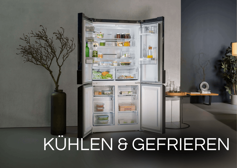 Ein großer, vier-türiger Siemens Kühlschrank in Edelstahl-Optik mit weit geöffneten Türen.