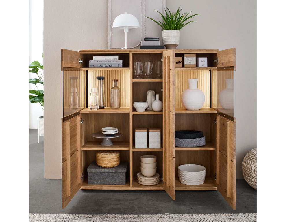 modernes Highboard aus Holz mit zwei Vitrinenausschnitten beleuchtet geöffnet und stilvoll dekoriert in einem modernen zimmer