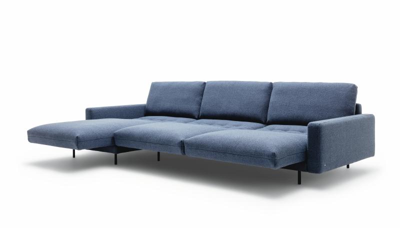 Stilvolles Funktionssofa in blau mit schwarzen Füßen, modernes Design vor einem weißen Hintergrund
