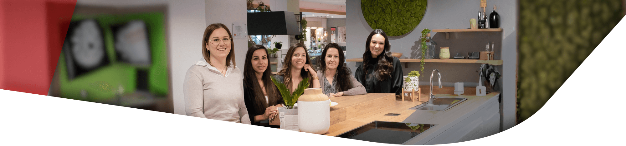 Mitarbeiter in der Möbelausstellung