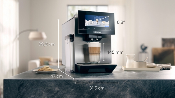Moderne Siemens Kaffeemaschine auf einer Küchenarbeitsplatte mit einem frischen Latte Macchiato und Maßen der Maschine.