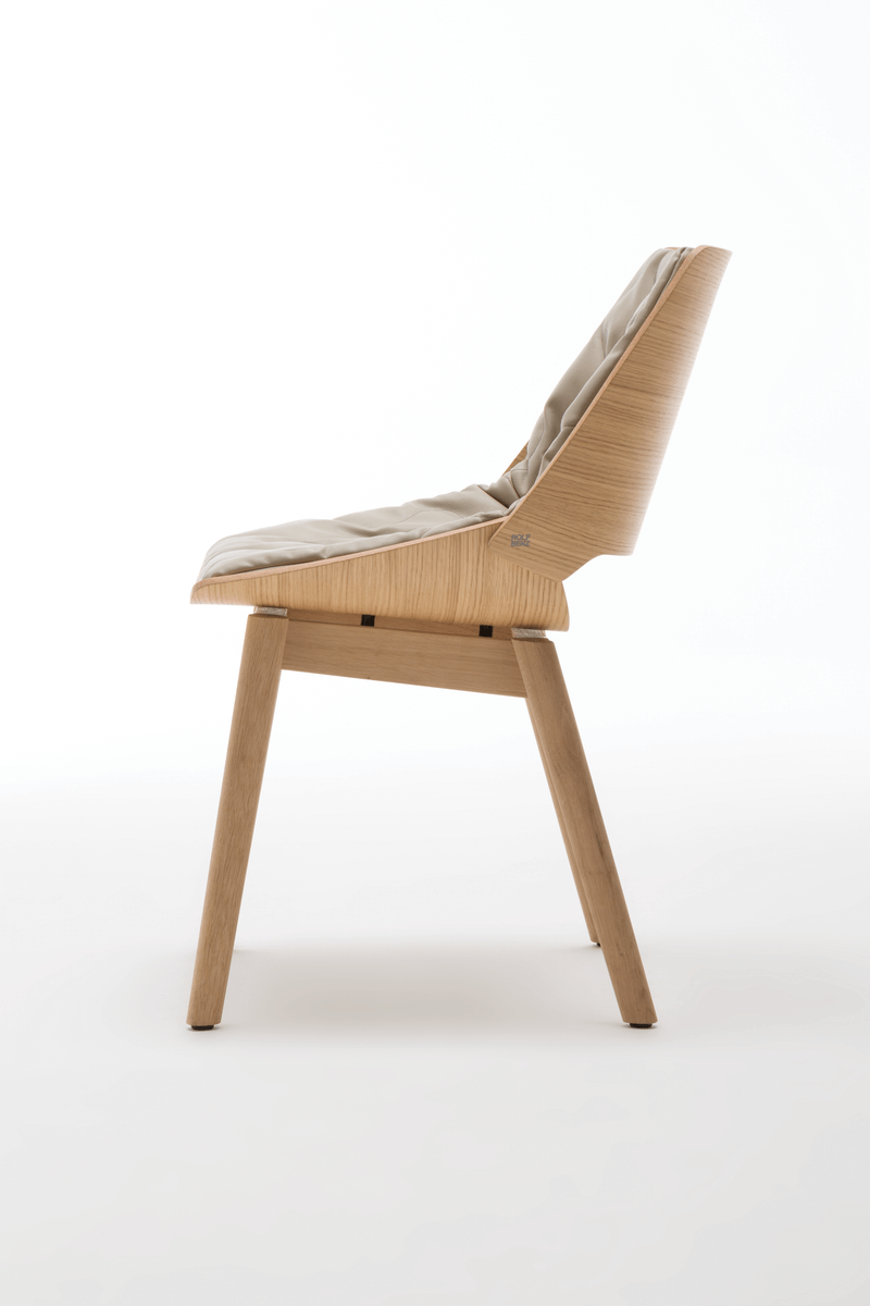 Seitenansicht eines modernen Holzstuhls mit gepolsterter Sitzfläche, minimalistisches Design