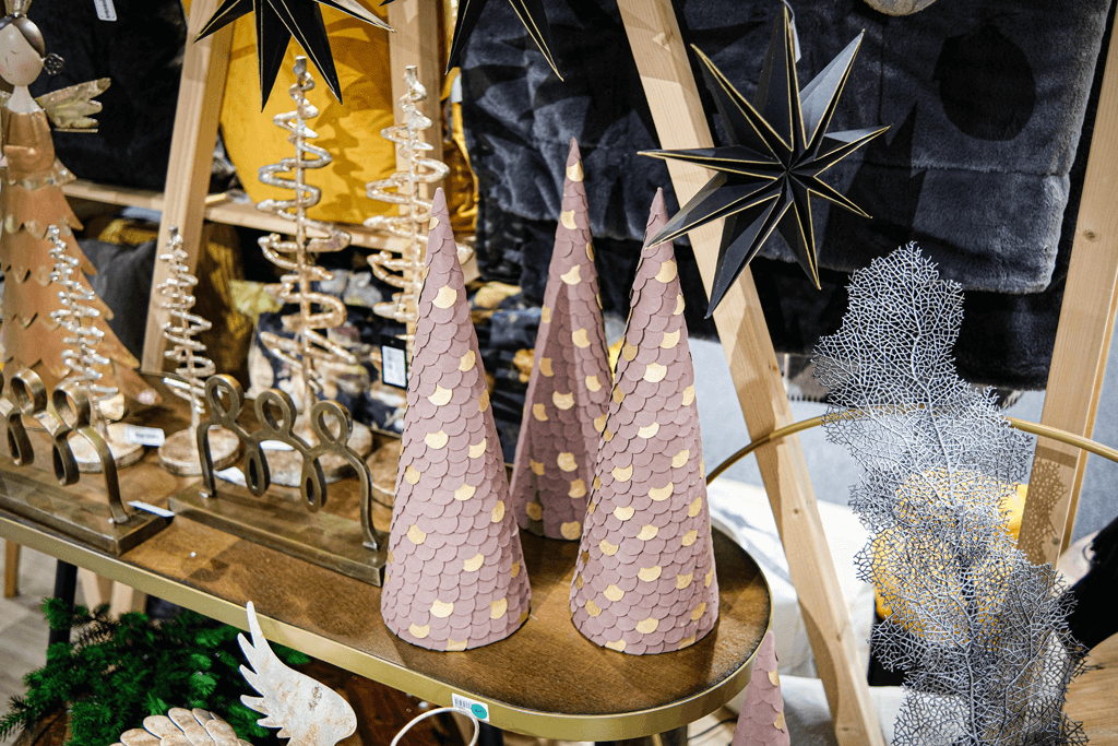 Weihnachtsbäume in braun mit beige Akzent